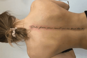 tatuagem nas costas feminina