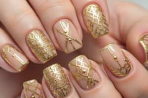 Unhas decoradas nude com dourado